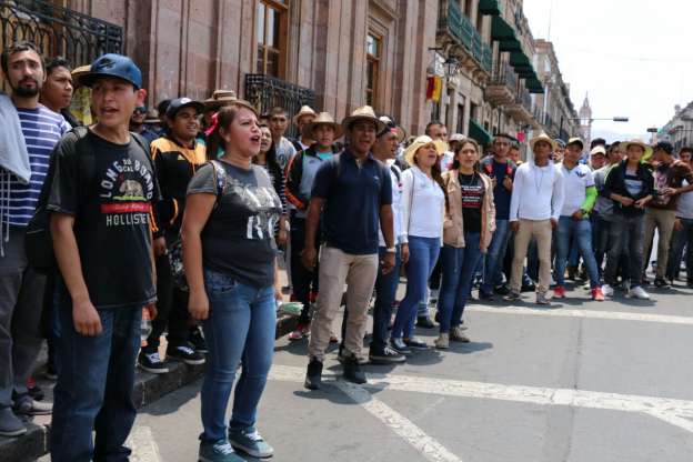 Arriba marcha de normalistas al centro de la ciudad - Foto 1 