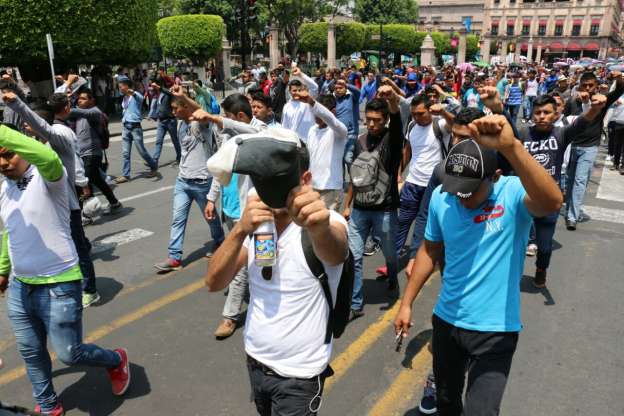 Arriba marcha de normalistas al centro de la ciudad - Foto 2 