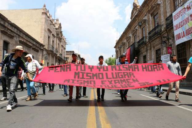 Arriba marcha de normalistas al centro de la ciudad - Foto 4 