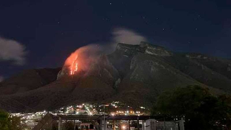 Alarma incendio en Cerro de la Silla en Nuevo León; se presume fue provocado 