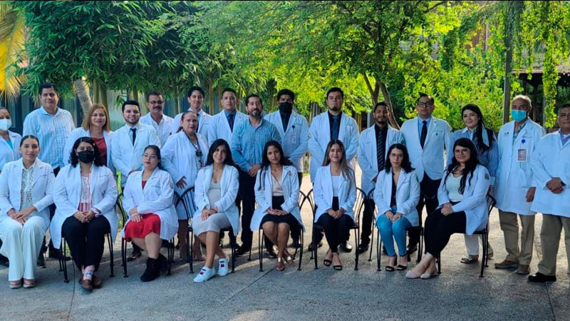 Egresa generación de médicos pasantes en Jurisdicción Sanitaria de Apatzingán  