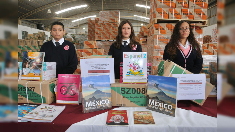 Arranca Bedolla distribución de más de un millón de libros de texto para secundaria