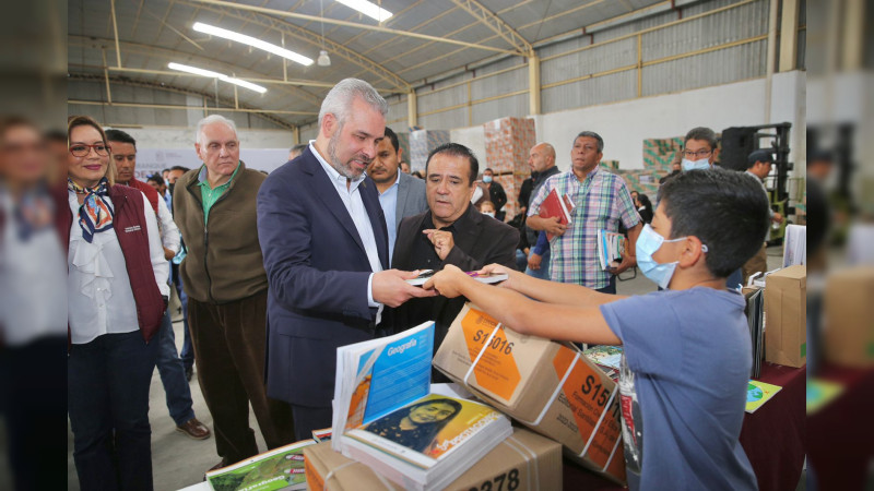 Arranca Bedolla distribución de más de un millón de libros de texto para secundaria