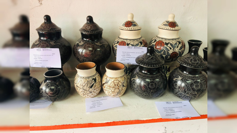 Guitarras y juguete michoacano de venta en la Feria Internacional de la Guitarra