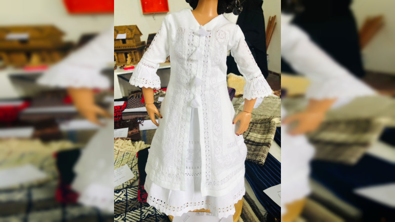 Guitarras y juguete michoacano de venta en la Feria Internacional de la Guitarra