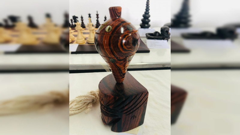 Guitarras y juguete michoacano de venta en la Feria Internacional de la Guitarra