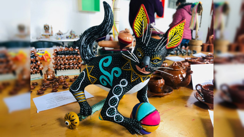 Guitarras y juguete michoacano de venta en la Feria Internacional de la Guitarra