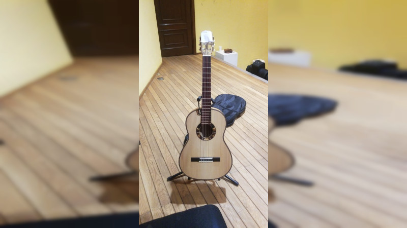 Guitarras y juguete michoacano de venta en la Feria Internacional de la Guitarra