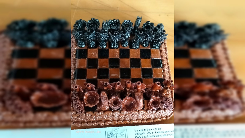 Guitarras y juguete michoacano de venta en la Feria Internacional de la Guitarra