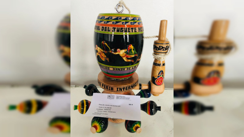 Guitarras y juguete michoacano de venta en la Feria Internacional de la Guitarra