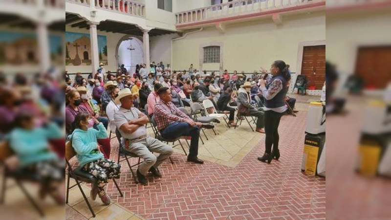 Julieta Gallardo entrega apoyos a productores de lenteja en Huaniqueo 