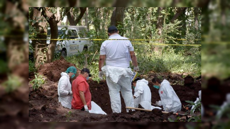 Aumenta a 12 cifra de cadáveres rescatados en fosa clandestina en Uruapan: Varios fueron estrangulados 