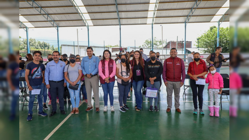 Entregan apoyos del programa para “Las Familias de Niñas y Niños con Cáncer” en Uruapan  