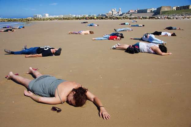 Decenas de cadáveres en una playa como representación artística  - Foto 0 
