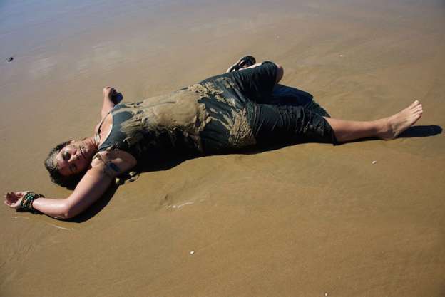 Decenas de cadáveres en una playa como representación artística  - Foto 1 
