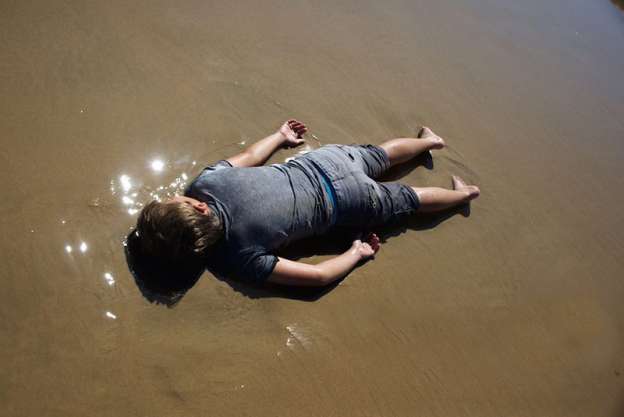 Decenas de cadáveres en una playa como representación artística  - Foto 2 