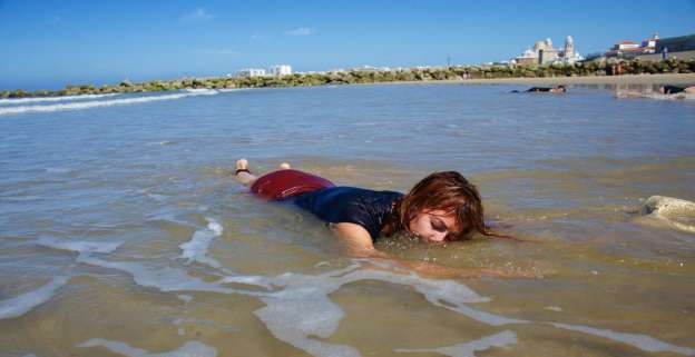 Decenas de cadáveres en una playa como representación artística  - Foto 3 