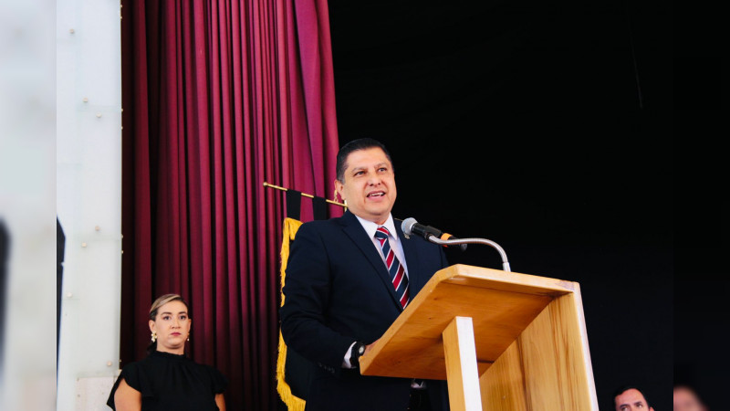 Nacho Campos acompaña a egresados de la Facultad de Agrobiología
