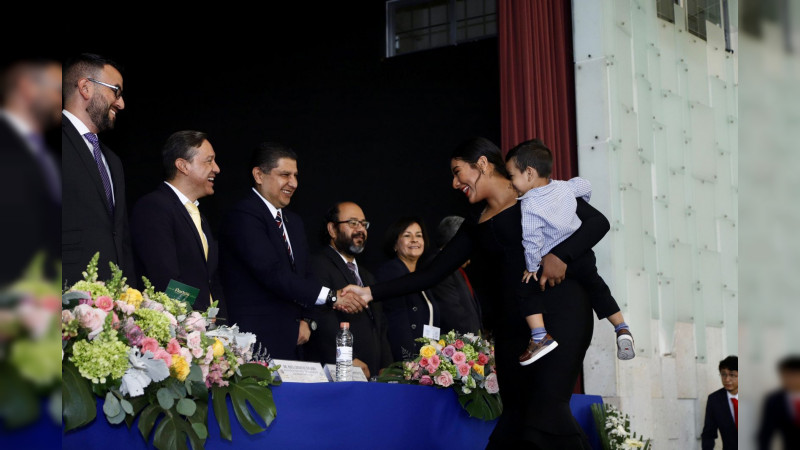 Nacho Campos acompaña a egresados de la Facultad de Agrobiología