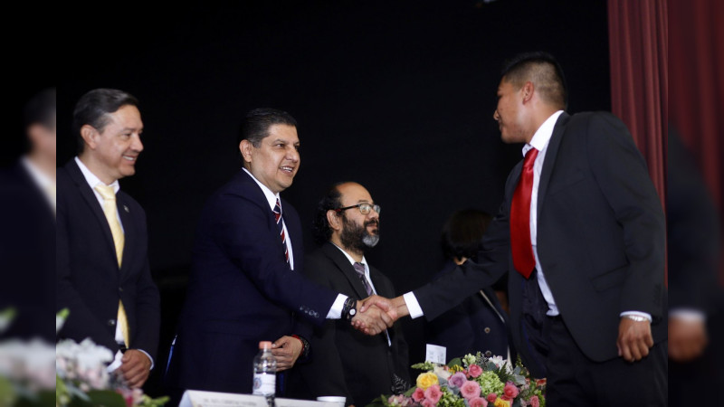 Nacho Campos acompaña a egresados de la Facultad de Agrobiología