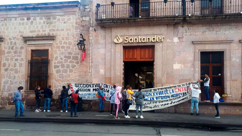 CNTE se manifiesta en sucursales bancarias en Morelia