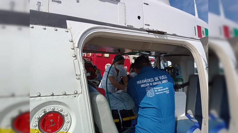 Traslada CRUM vía aérea a menor de Lázaro Cárdenas a Morelia   