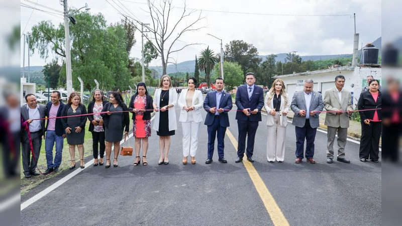 Inaugura Torres Piña rehabilitación de la carretera El Salitre-Chucándiro