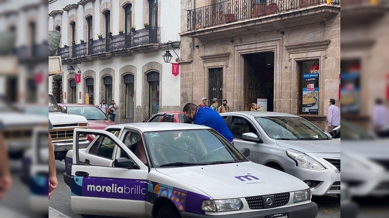 Golpean inspectores del Ayuntamiento de Morelia a mujer que vendía plantas en el Centro Histórico