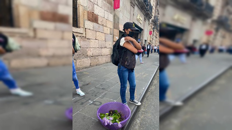 Golpean inspectores del Ayuntamiento de Morelia a mujer que vendía plantas en el Centro Histórico