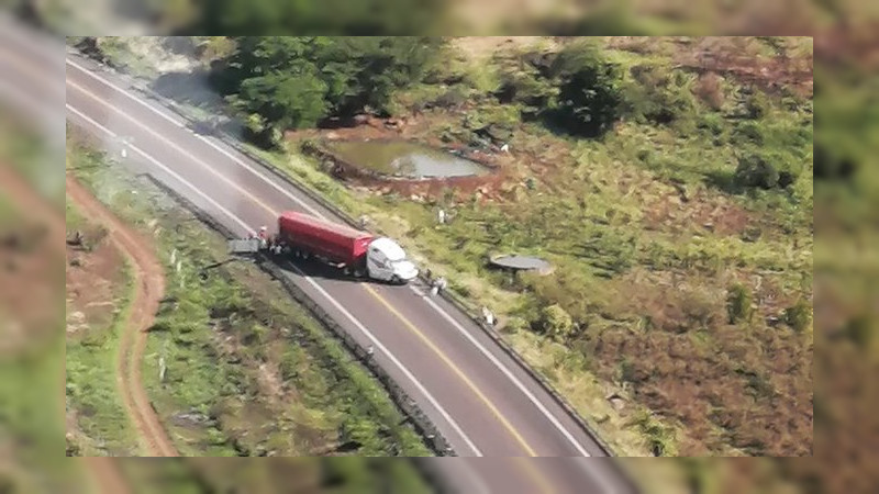 Bloquean carreteras en Apatzingán, hacia Aguililla y Tepalcatepec 