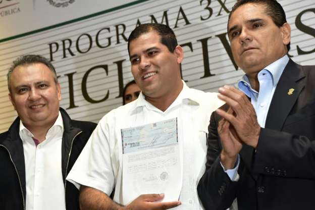 Silvano Aureoles entrega recursos del Programa 3x1 para Migrantes a presidentes municipales 