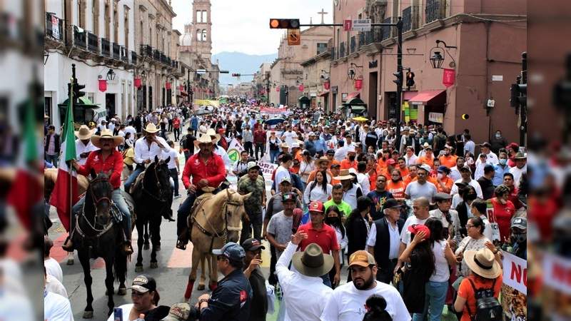 Multitudinaria marcha en Morelia de taurinos, galleros, y jaripelleros en defensa de sus tradiciones     