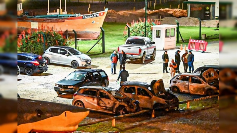 Hinchas incendian autos de futbolistas tras perder un partido en Argentina 