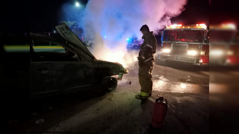 Ataque a balazos a gasolinera provoca explosión de auto y bomba despachadora, en Zitácuaro