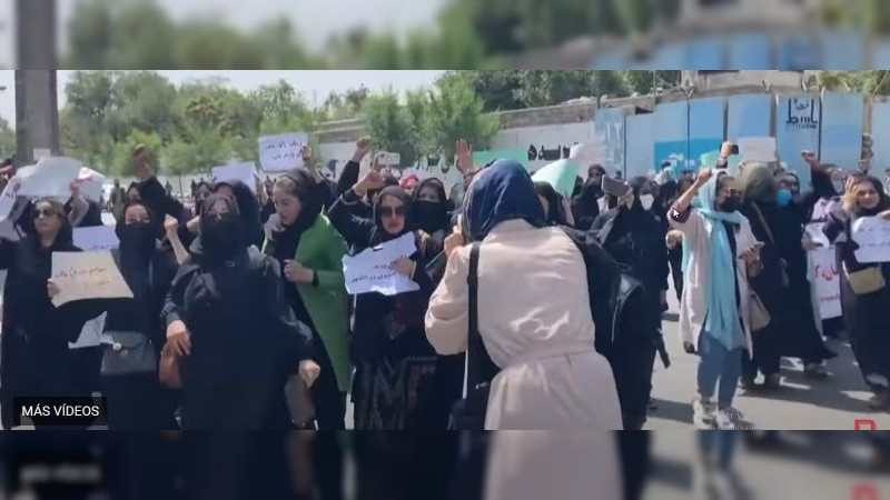 Talibanes dispersan con disparos al aire una manifestación de mujeres, en Kabul 