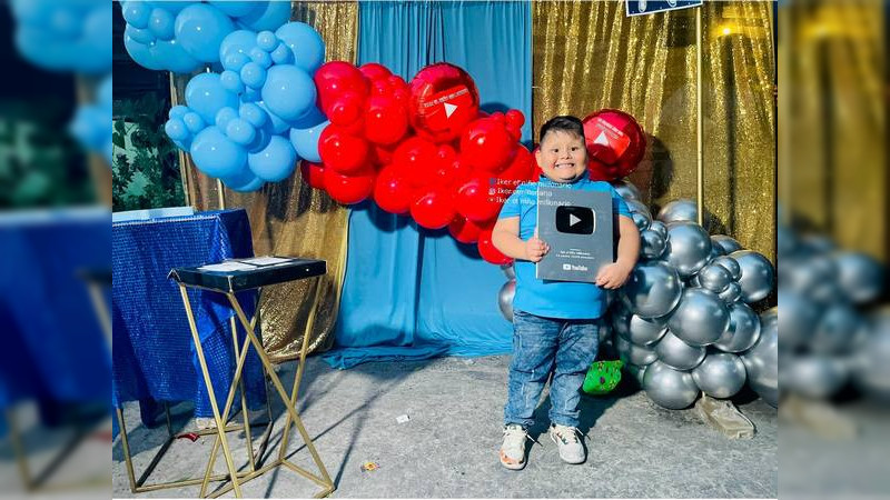 Niño 'influencer' recibe placa de YouTube por lograr tener los 100 mil suscriptores 