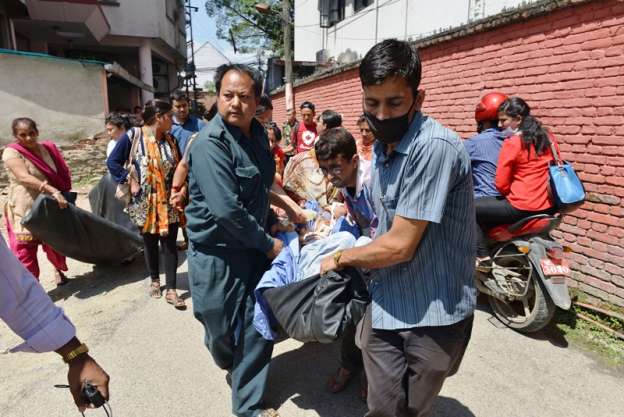 Suman 8,604 los muertos por terremotos en Nepal según último recuento oficial 