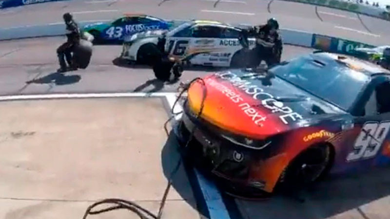 Piloto mexicano casi provoca tragedia en la NASCAR al atropellar a uno de sus mecánicos 