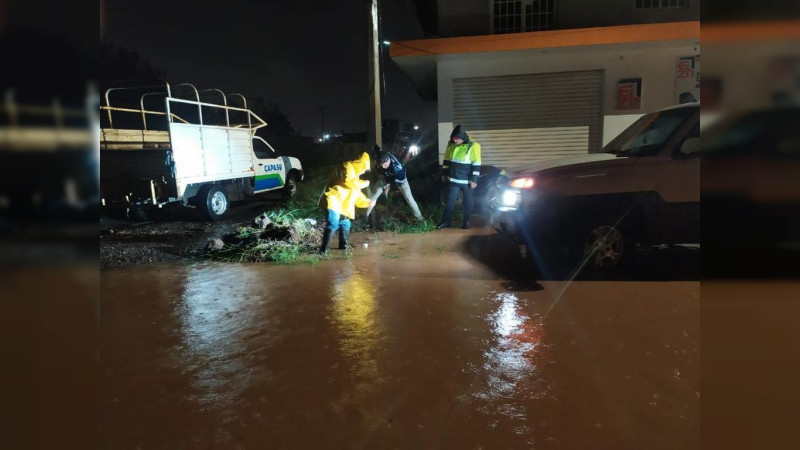 Corporaciones de auxilio atienden encharcamientos en la zona oriente de la ciudad de Uruapan 