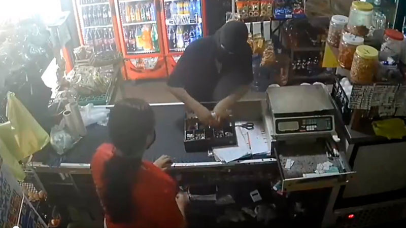 Trabajadora de una tienda se defendió de asalto con cuchillo en Colima 