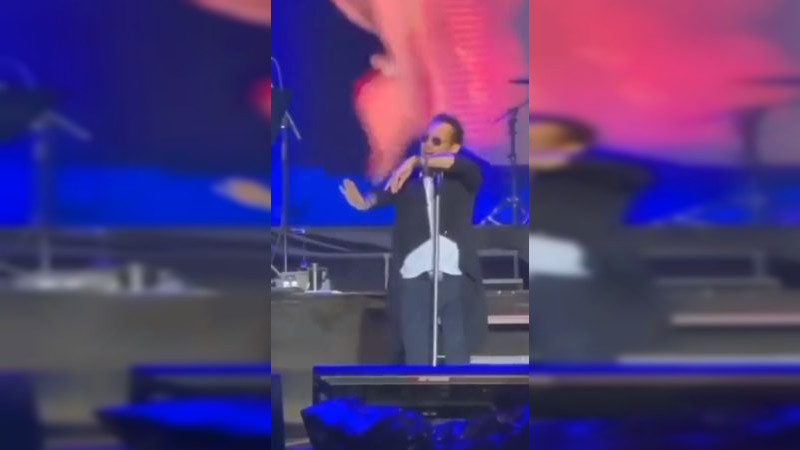 Avientan botella a Marc Anthony durante su concierto en Colombia 