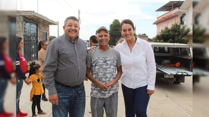 Mónica Valdez entrega apoyos para la vivienda a familias de Purépero, Michoacán 