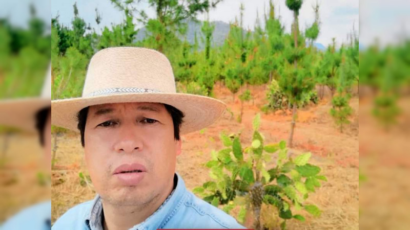 Rafael Ávila Mejía abandona Unidad Regional de la SEE en Zitácuaro 