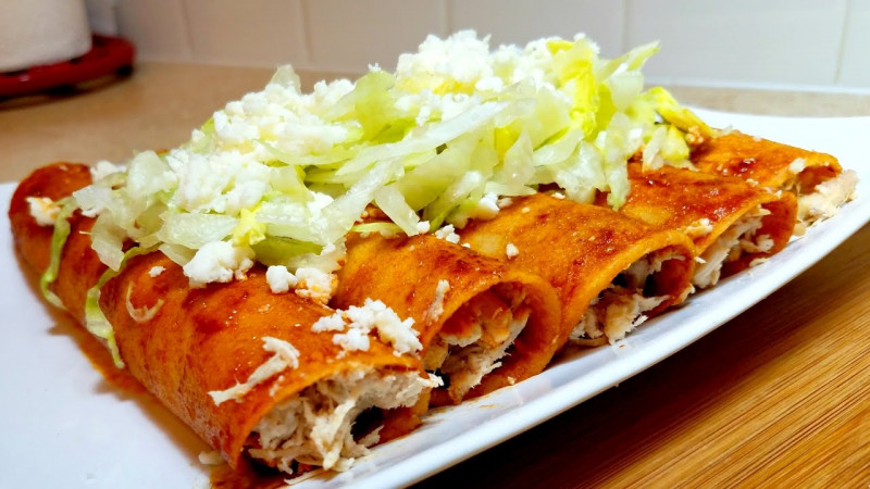 Orden de enchiladas con pollo en Apatzingán, en 220 pesos; tortillas a $28 el kilo, gas en $900 