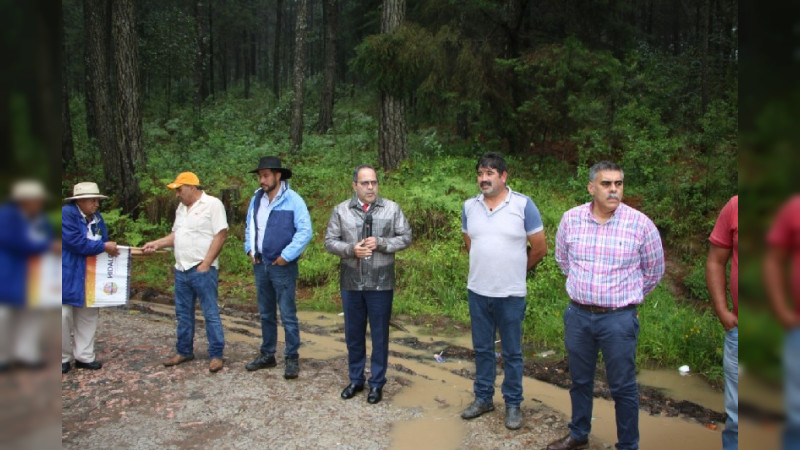Inicia la construcción del pavimento asfáltico que conduce a Tenencia de Puente de Tierra, en Ciudad Hidalgo 