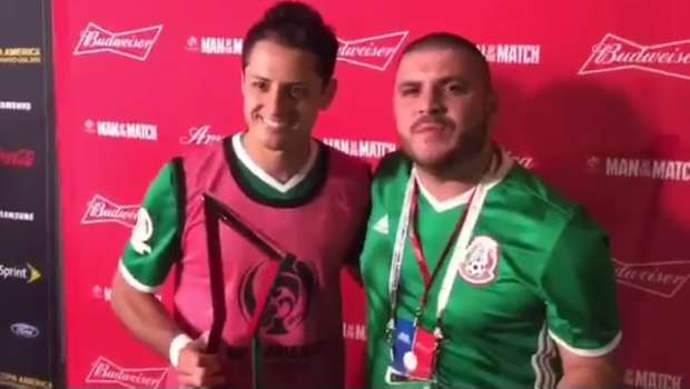  "El Komander" y Chicharito juntos tras el triunfo de la selección mexicana  