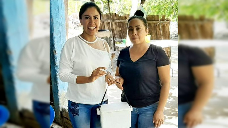 Fanny Arreola entrega de suero antialacrán en San José en Apatzingán 