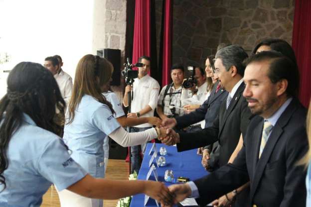 Sensibilidad y compromiso social pide rector de la UMSNH a egresados - Foto 0 