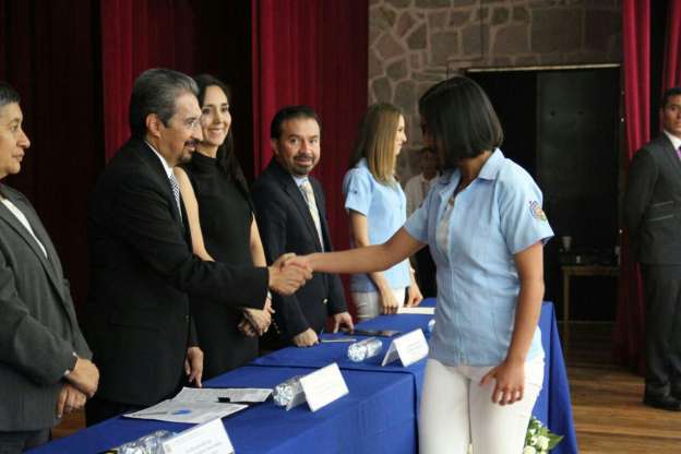 Sensibilidad y compromiso social pide rector de la UMSNH a egresados - Foto 1 