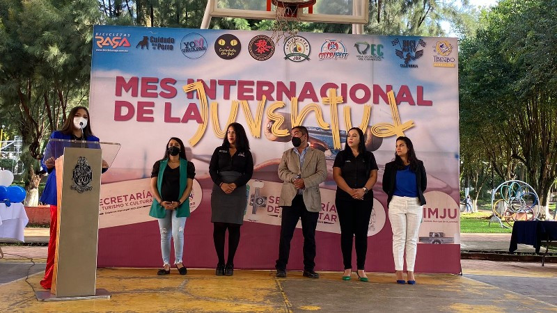 La Feria del Empleo de la Juventud se realizó en la unidad deportiva Hnos. López Rayón en Uruapan, Michoacán 